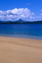 Archipel-des-Comores;-Baie;-Cumulus;-France;-Kaleidos;-Kaleidos-images;-La-parole-à-limage;-Laurent-Abad;-Mayotte;-Océan-Indien;-Paysage;-Pic;-Plage;-Sable-doré;-Stories-Pictures